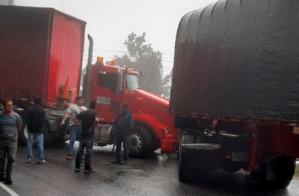 Choque de camiones colapsó la vía a Pamplona en 'La Nevera' imagen de la publicación