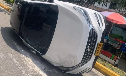 Vehículo se volcó en Bucaramanga imagen de la publicación