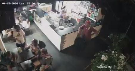 A punta de 'fierro' robaron a los comensales de una caseta en Bucaramanga imagen de la publicación