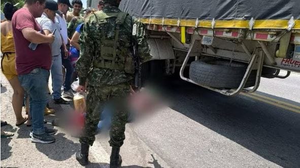 Una mujer y su bebé fueron arrolladas por tractocamión imagen de la publicación