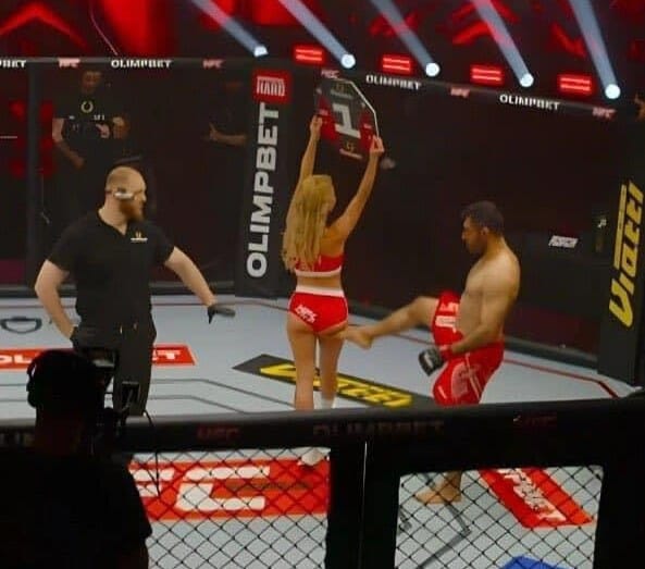 Luchador pateó a modelo en el ring imagen de la publicación