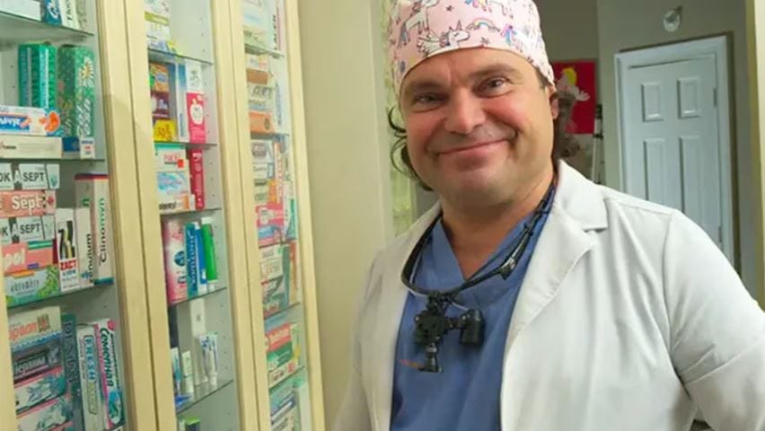 Odontólogo récord, tiene 2.037 tubos de crema en todo el mundo imagen de la publicación