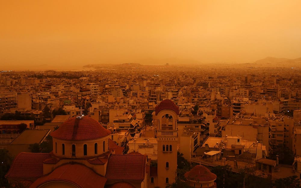 El cielo de Atenas se tiñe de naranja por la llegada de polvo del Sahara imagen de la publicación