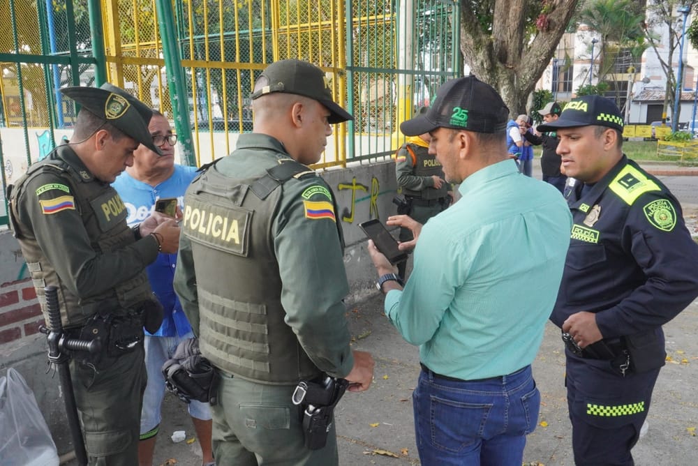 Propuesta para que ciudadanía denuncie vecinos que dejan la basura en el andén imagen de la publicación