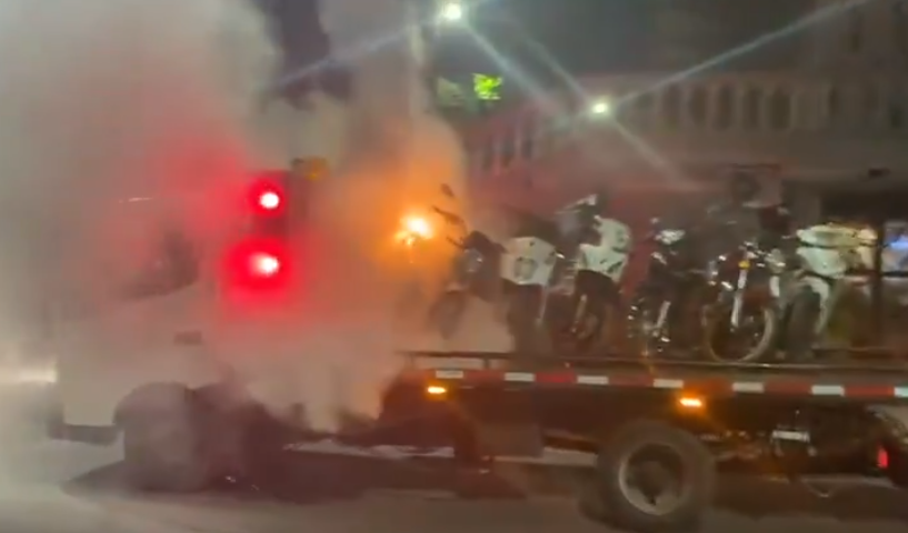 Extranjero prende fuego a su motocicleta inmovilizada en operativo de tránsito imagen de la publicación