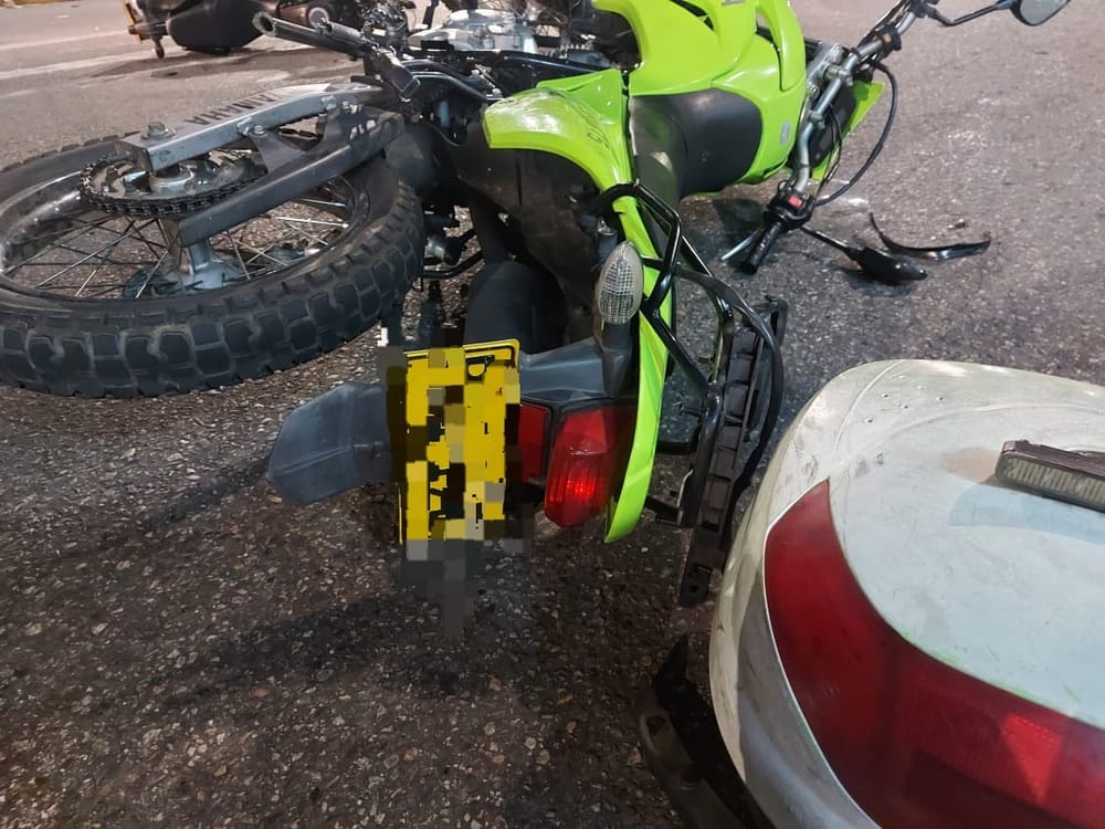 Tres heridos en choque de motocicletas en intersección de Bucaramanga: Un policía grave imagen de la publicación