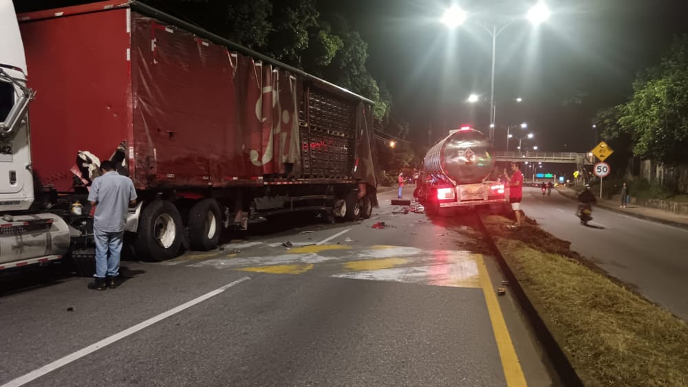 VIDEO. Choque de camiones colapsó la movilidad en Piedecuesta imagen de la publicación
