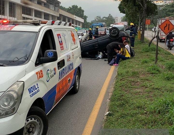 VIDEO. Carro volcado colapsó la movilidad en el Anillo Vial imagen de la publicación