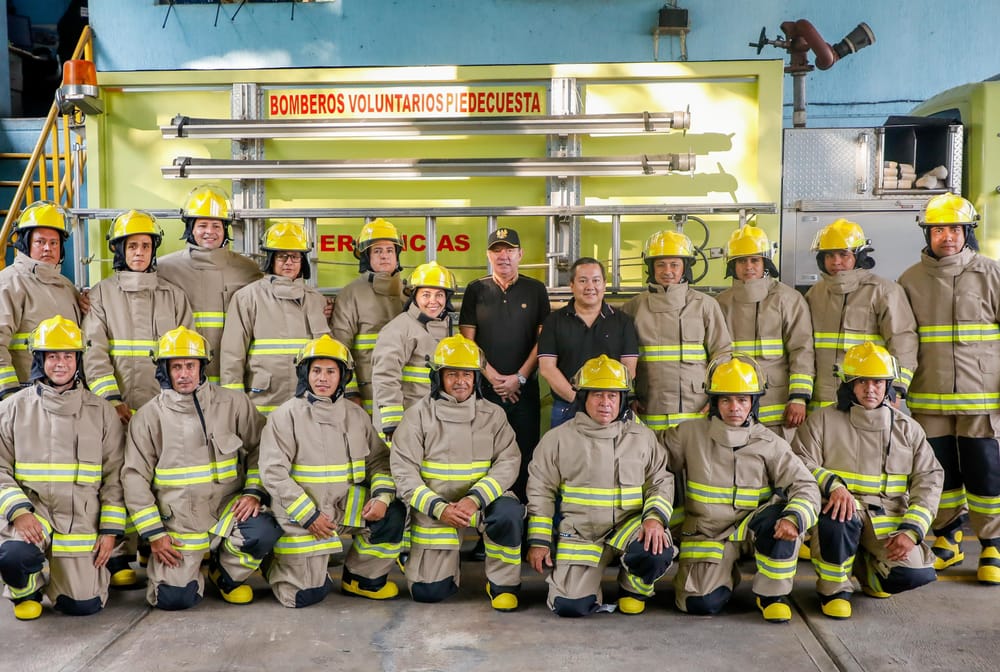 Entregan nueva dotación al cuerpo de Bomberos de Piedecuesta imagen de la publicación