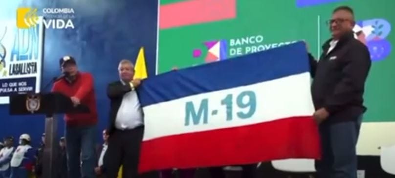 Presidente Petro conmemoró el magnicidio de Carlos Pizarro con la bandera del M19 imagen de la publicación