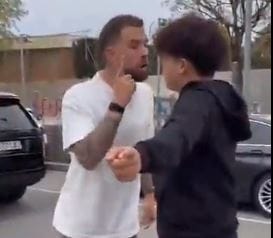 Iñigo Martínez no se aguantó los insultos y encaró a un fan en Barcelona imagen de la publicación