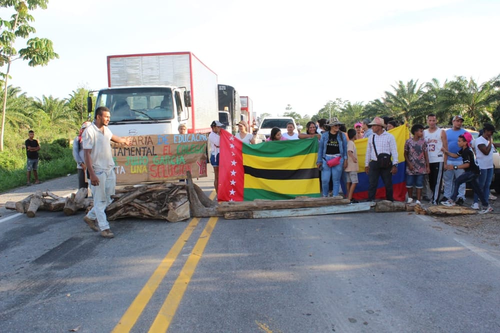 Comunidad bloquea vía por falta de docentes y atención a inundaciones imagen de la publicación