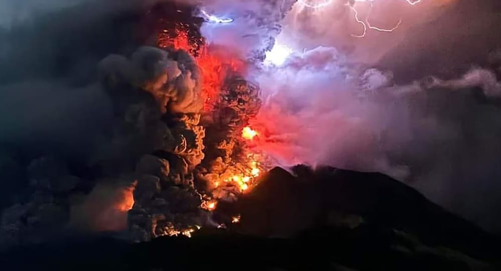 Erupción del volcán Ruang desencadena evacuaciones y riesgo de tsunami imagen de la publicación