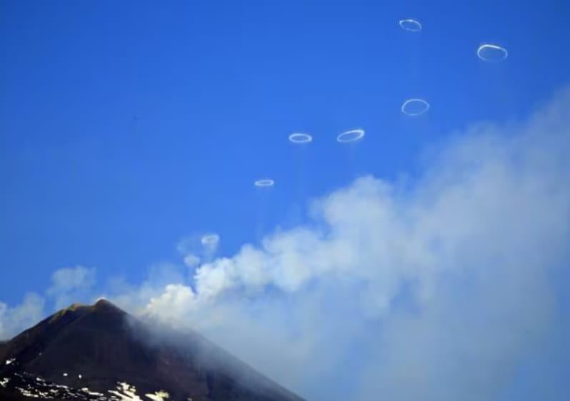 VIDEO. El Monte Etna engalana el firmamento con sus anillos volcánicos imagen de la publicación
