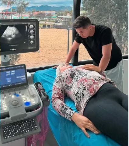 Con todo y ecografía Alina Lozano y Jim Velásquez confirmaron que serán padres imagen de la publicación