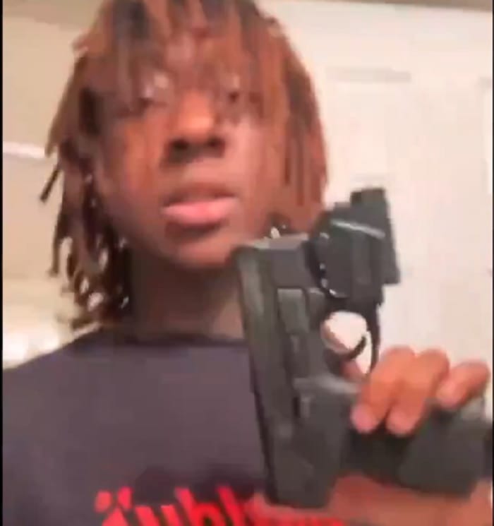 Muere joven rapero tras dispararse accidentalmente durante un en vivo en TikTok imagen de la publicación