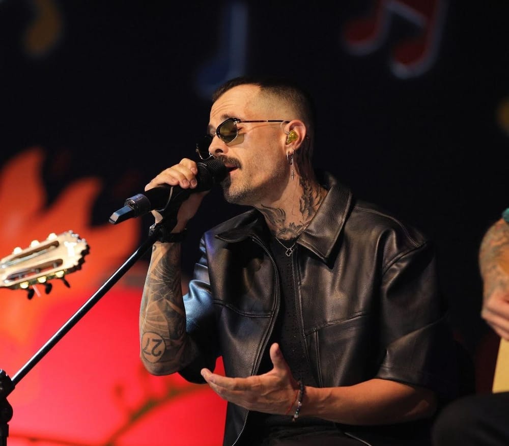 Presentando "El Bolerito" Mike Bahía celebra su nominación a Premios Heat imagen de la publicación