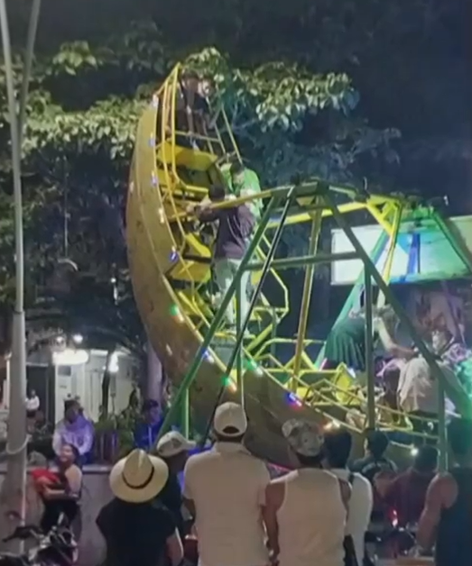 Juego mecánico en Barbosa suspendió a niños en el aire imagen de la publicación