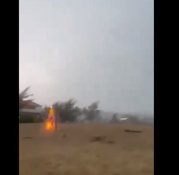 Tres menores resultaron heridos tras la caída de un rayo en una playa en Puerto Rico imagen de la publicación