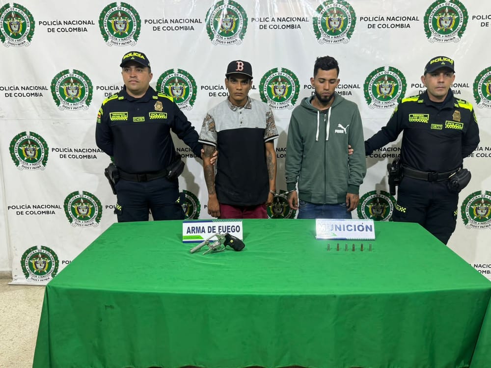 extranjeros fueron sorprendidos con tremenda pistola en Bucaramanga imagen de la publicación