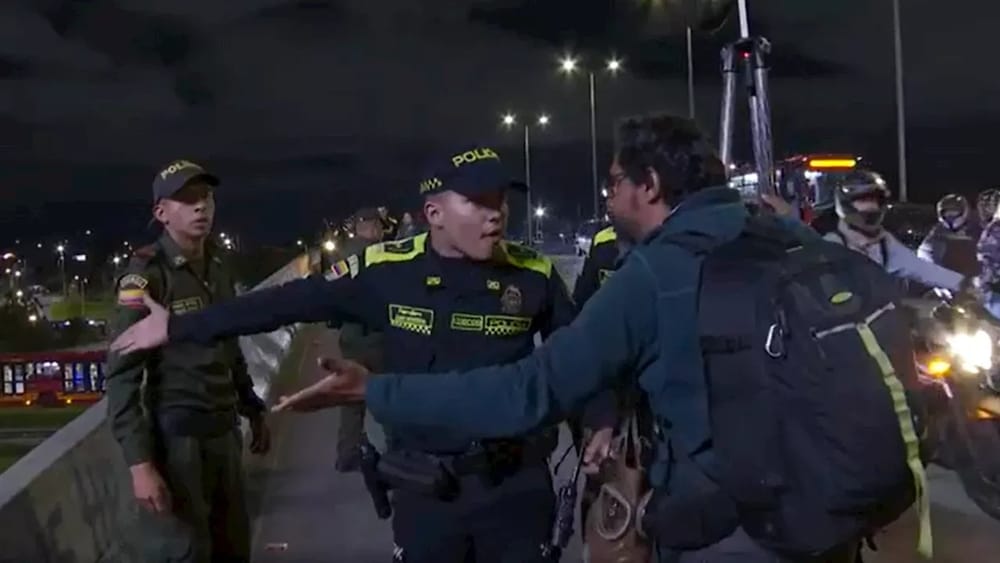 Periodistas fueron víctimas de agresiones por parte de la policía mientras cubrían el asesinato del director de la cárcel La Modelo en Bogotá." imagen de la publicación