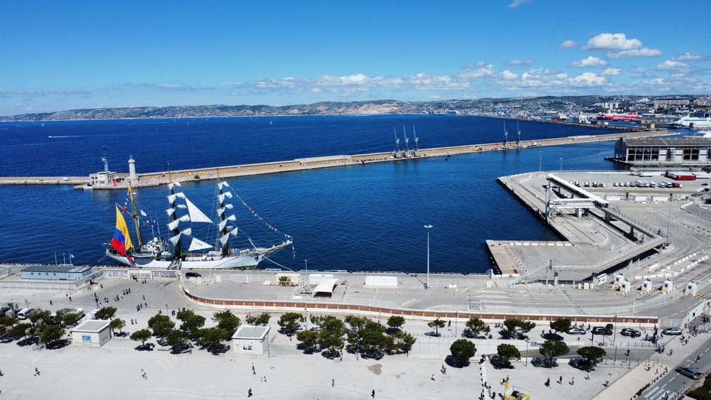 ¡Histórico momento! Buque colombiano ARC 'Gloria' recibe la llama olímpica en Marsella imagen de la publicación