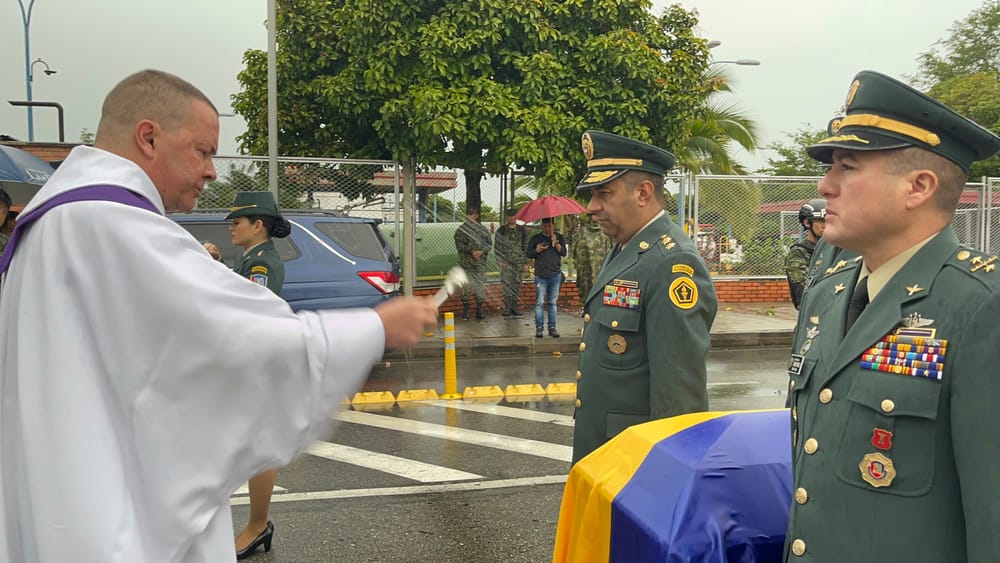 En la Quinta Brigada rindieron honores a fallecidos en accidente aéreo imagen de la publicación