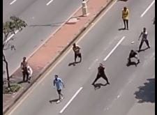 VIDEO. A piedrazos supuestos hinchas se enfrentaron en la Cra 27 imagen de la publicación