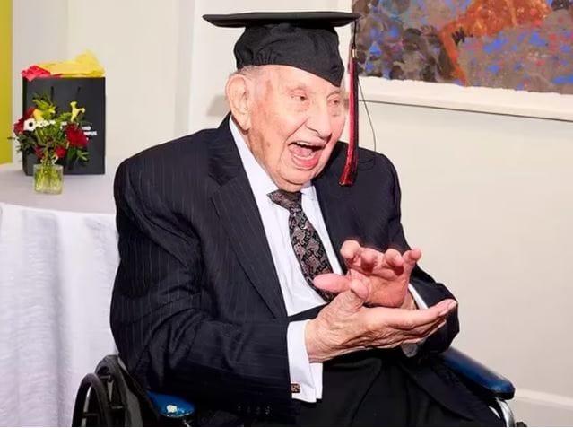 A sus 100 años hombre logró su título universitario imagen de la publicación