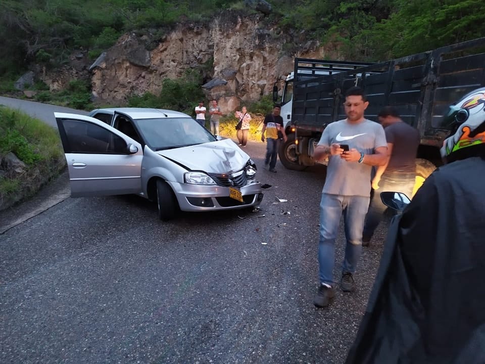 Tremendo susto se llevó una familia tras chocarse vía Zapatoca imagen de la publicación