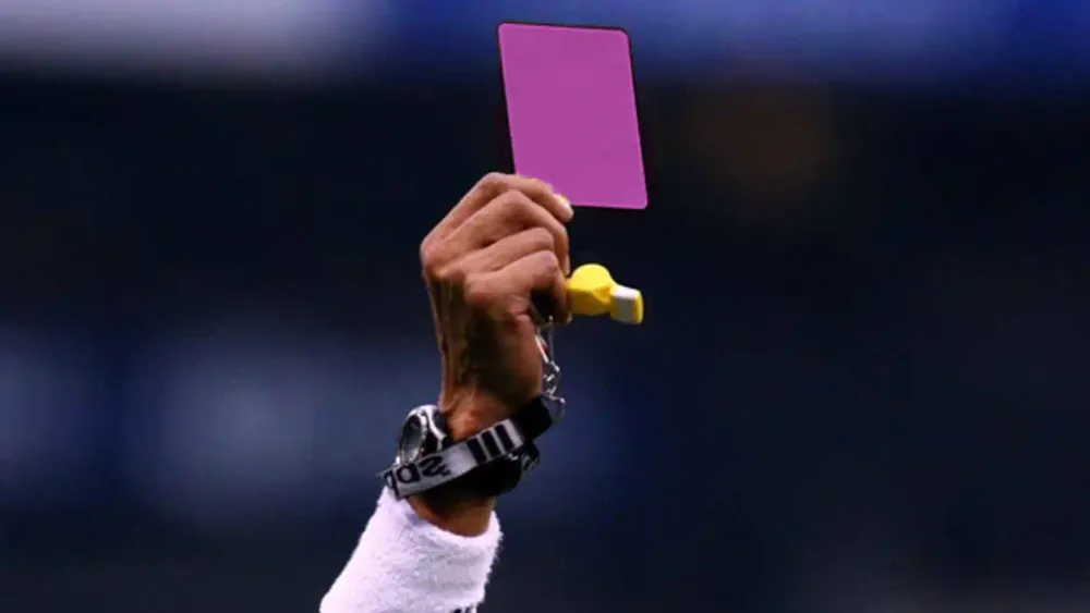 Gustavo Alfaro estrena la nueva tarjeta rosada para conmociones en la Copa América imagen de la publicación