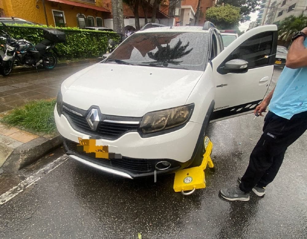 Secretario de Tránsito de Bucaramanga cuestiona a ciudadanos que parquean en las calles imagen de la publicación
