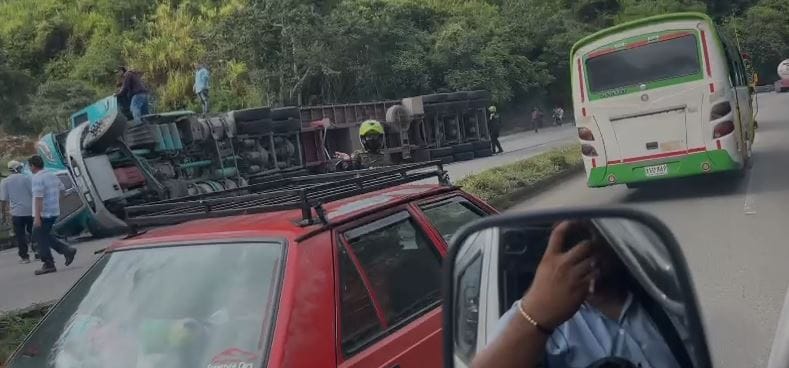 VIDEO. Tractocamión colapsó movilidad en Vía Rionegro imagen de la publicación