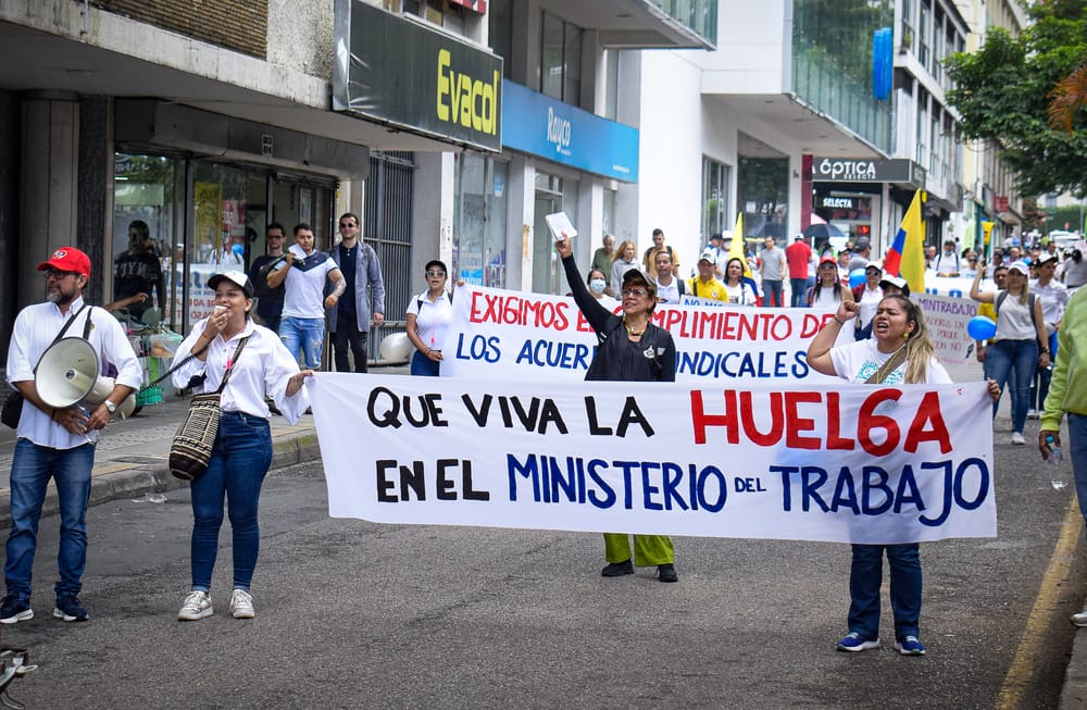 Huelga en Bucaramanga: trabajadores exigen cumplimiento de acuerdos ante la gobernación imagen de la publicación