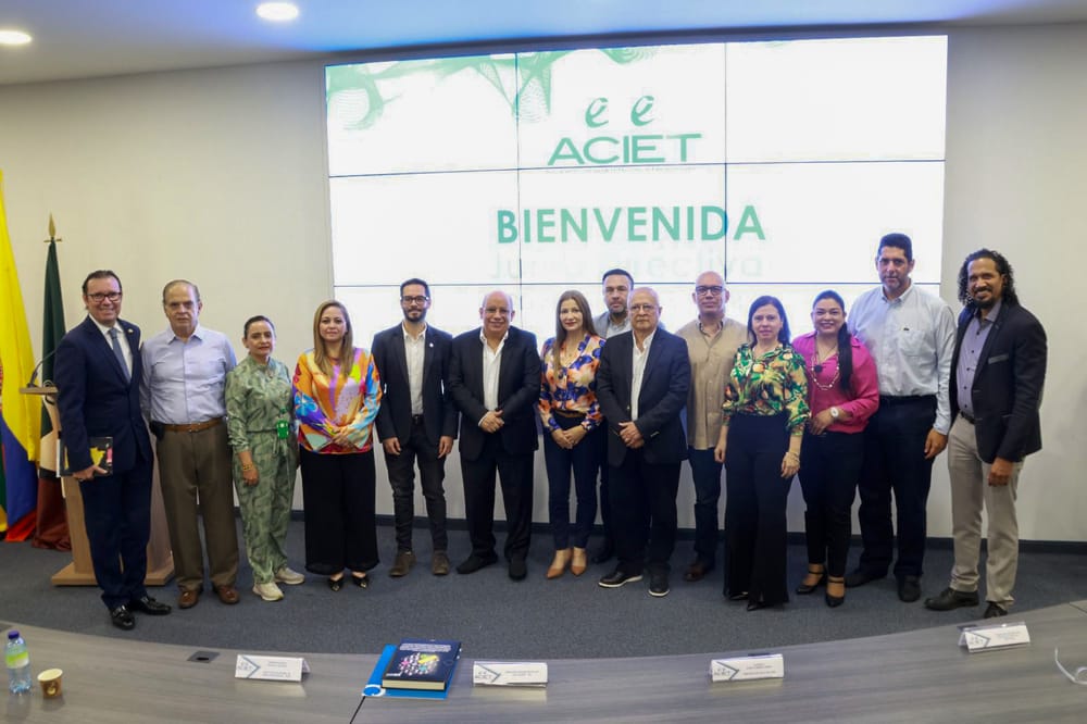 Lanzamiento del libro "COLOMBIANITUD" en las UTS imagen de la publicación