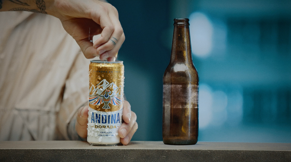 ¿Lata o Botella? Encuesta en Colombia resuelve el gran debate de la cerveza imagen de la publicación