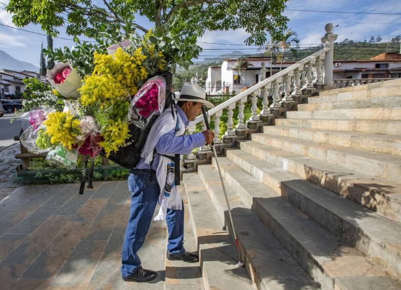 Jorge aspira convertirse en el primer silletero con discapacidad visual en desfilar en la Feria de las Flores imagen de la publicación