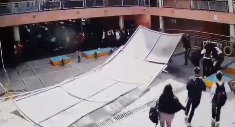 VIDEO. Techo de colegio colapsó por fuertes vientos y dejó dos menores heridos imagen de la publicación