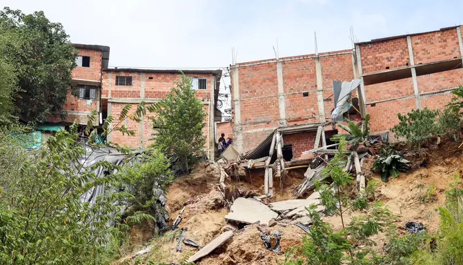 Cierre de la Transversal Oriental por deslizamiento de tierra imagen de la publicación