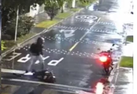 Motociclista agredió a un abuelito en Envigado por atravesarse imagen de la publicación