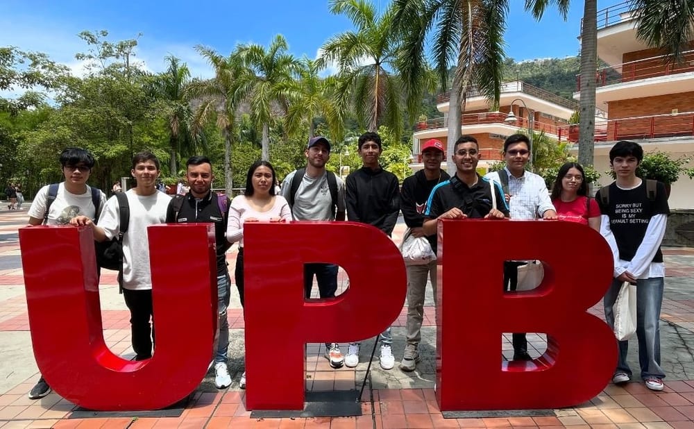 Reunión de bienvenida a becarios del programa RumBo imagen de la publicación