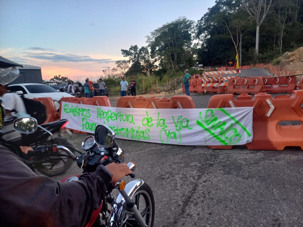Vía Bucaramanga-Barrancabermeja sigue cerrada imagen de la publicación