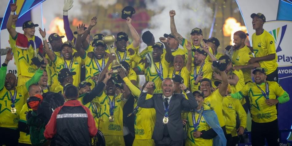 El Atlético Bucaramanga exhibe trofeo de campeón para que los aficionados puedan fotografiarse con el imagen de la publicación