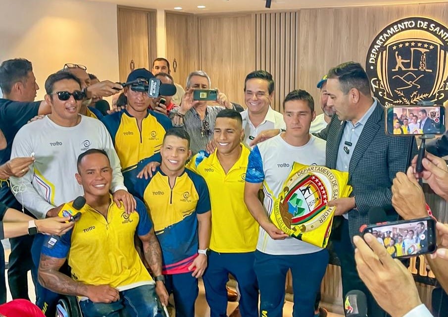 Bandera de Santander a deportistas y entrenadores en París 2024 imagen de la publicación