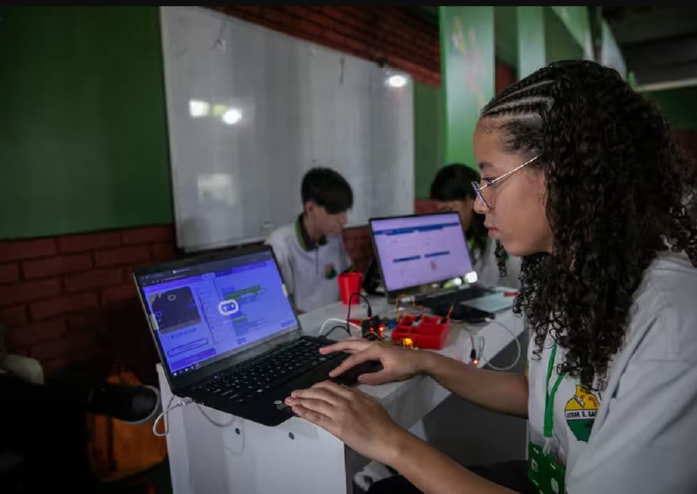 Mintic aplaza por segunda vez licitación de "Escuelas Potencia" para internet en zonas rurales imagen de la publicación