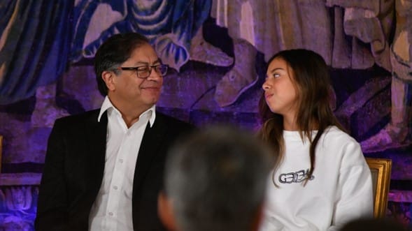 Presidente Petro celebra los cumpleaños de su hija Antonella en concierto de la banda Morat en Bogotá imagen de la publicación