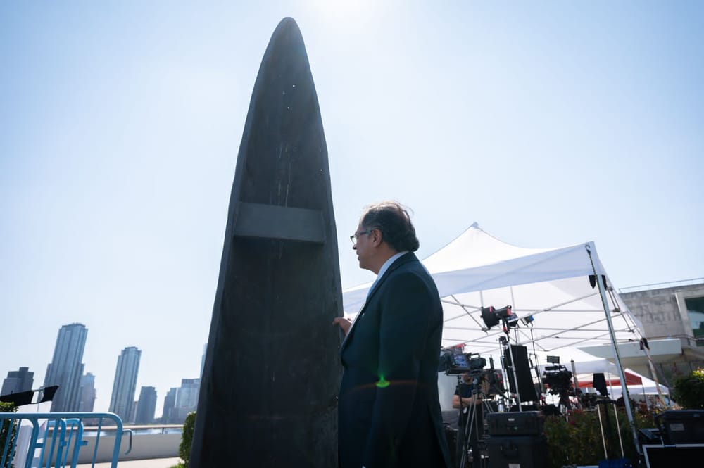 Gustavo Petro presenta monumento de armas fundidas de las extintas Farc en la ONU imagen de la publicación