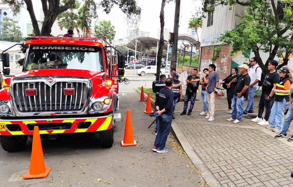 Transito Bucaramanga y Bomberos se unen para promover la seguridad vial imagen de la publicación