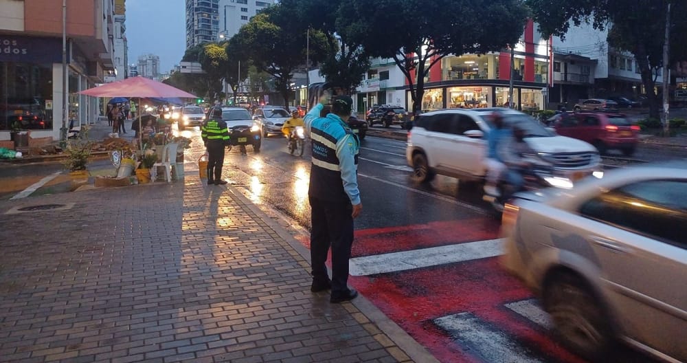 Agentes de tránsito de Bucaramanga garantizan movilidad fluida en la hora pico nocturna imagen de la publicación