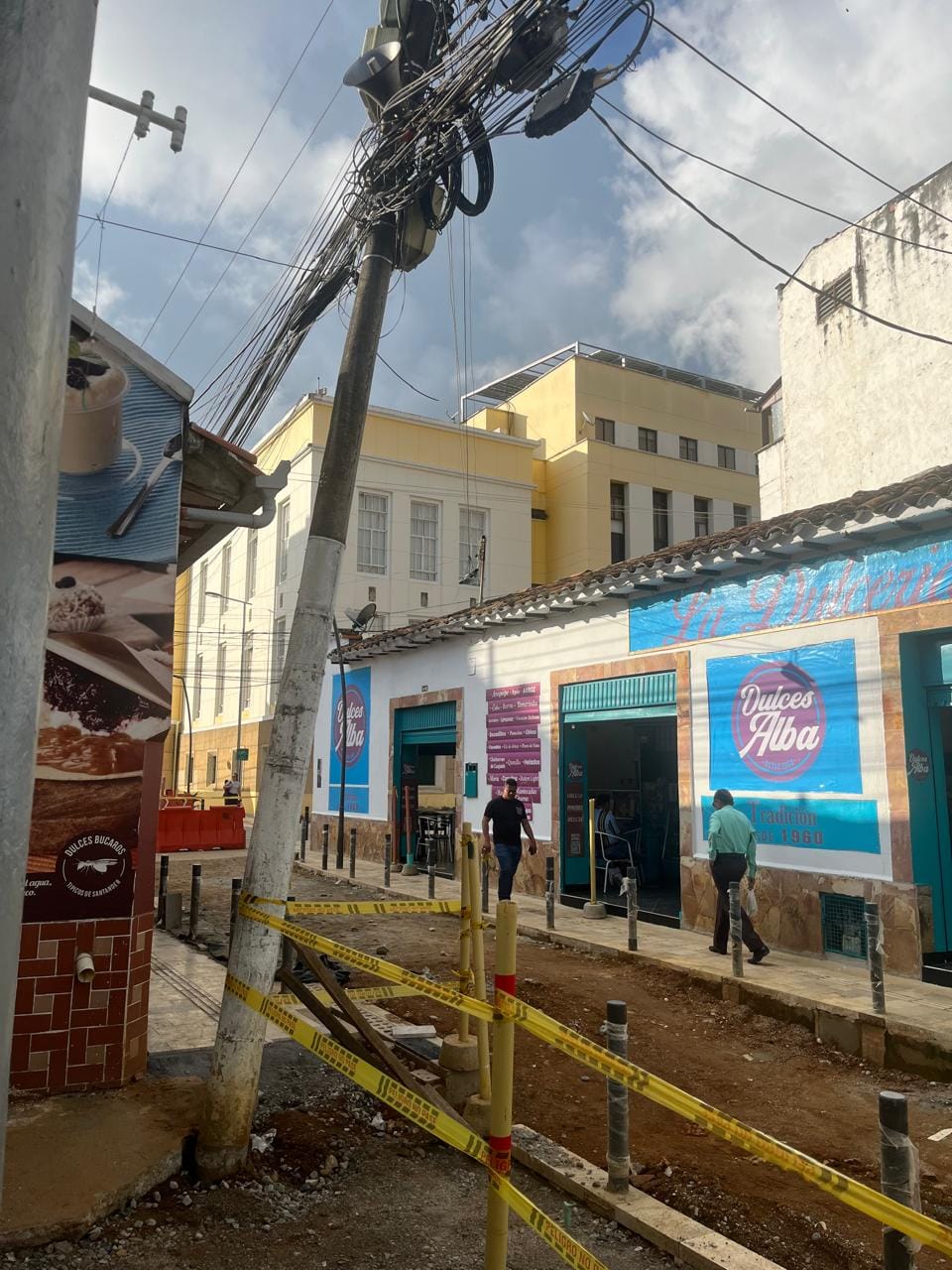 Se están cayendo postes de la luz en zona histórica de Bucaramanga imagen de la publicación